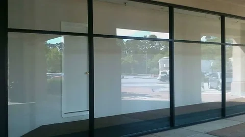 Réparation de vitrine commerciale par un vitrier express sur la commune d'Uccle.