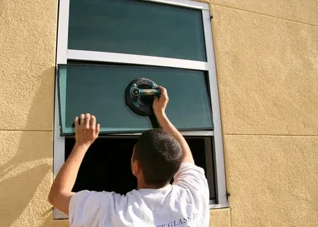Détail technique d'un châssis avec double vitrage posé par un artisan vitrier à Uccle.