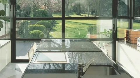 Vitrier Uccle posant un double vitrage isolant dans une villa du quartier Prince d'Orange.